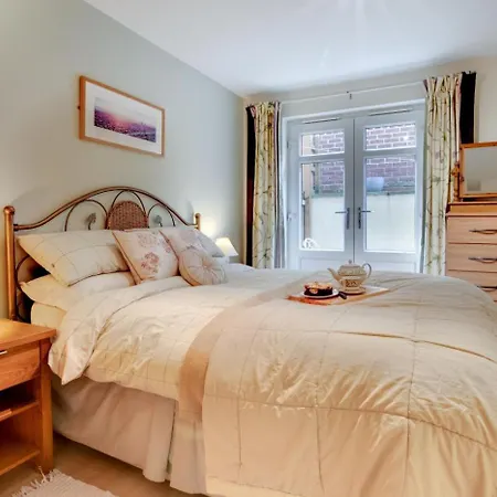 2 Bed In Oc-w740 * Whitby